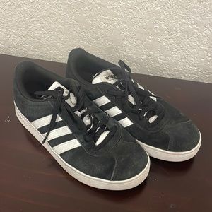 Men’s Adidas ( PGD 789006) canvas gym shoes size 4.5 color black